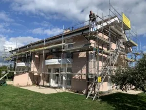 Maison entourée d’échafaudages pendant le ravalement