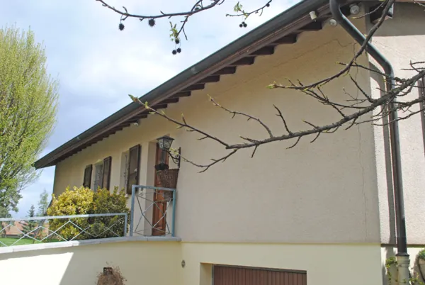 Crépi clair et encadrements refaits sur une maison