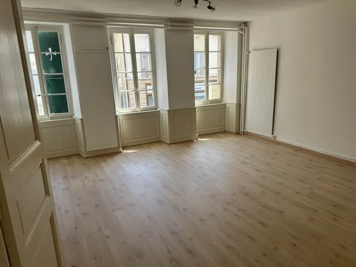 Vue de toute la pièce, parquet rénové et plinthes refaites