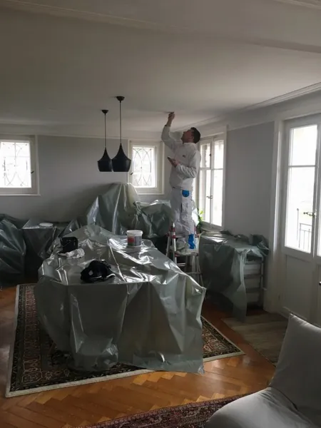 Séjour couvert de bâches, prêt à être repeint