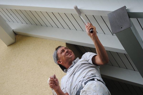 Rouleau passé sur la sous-face blanche d’un avant-toit
