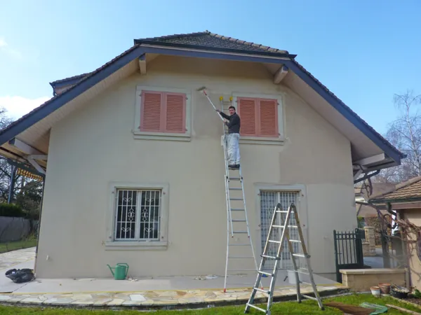 Villa sous toit de tuiles, crépi repeint, pelouse au premier plan